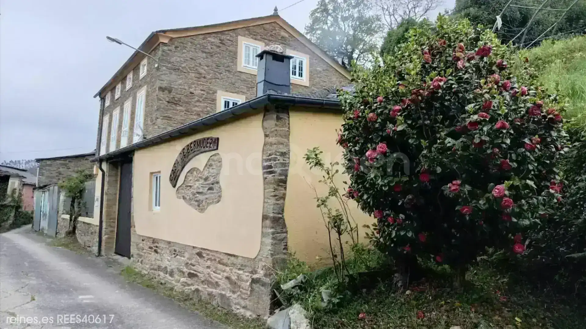 Außenansicht von Haus oder Chalet zum Verkauf in A Pontenova   mit Heizung, Privatgarten und Terrasse