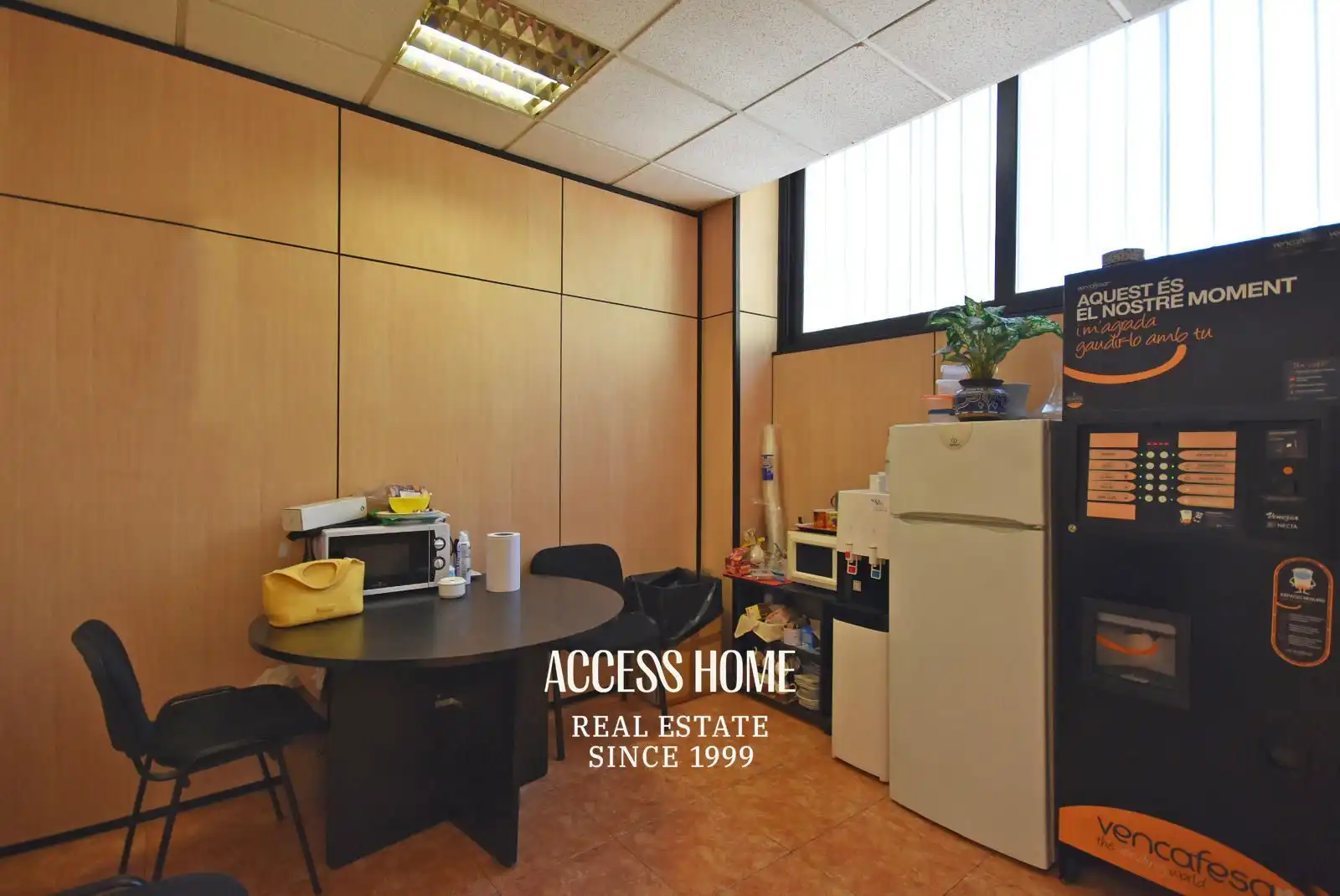 Office for rent in Badalona  with Air Conditioner and Alarm