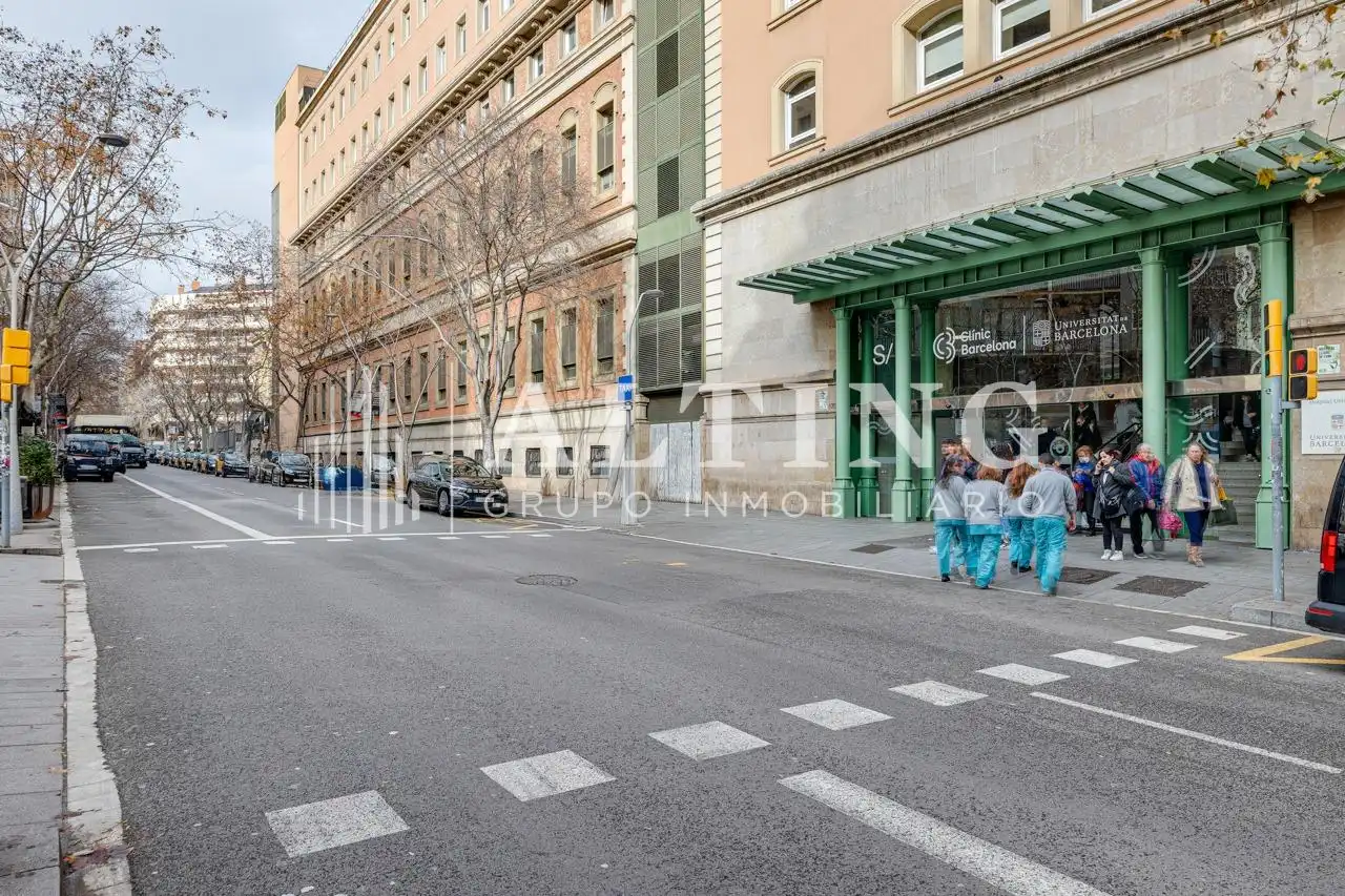 Vista exterior de Local en venda en Barcelona amb Aire condicionat