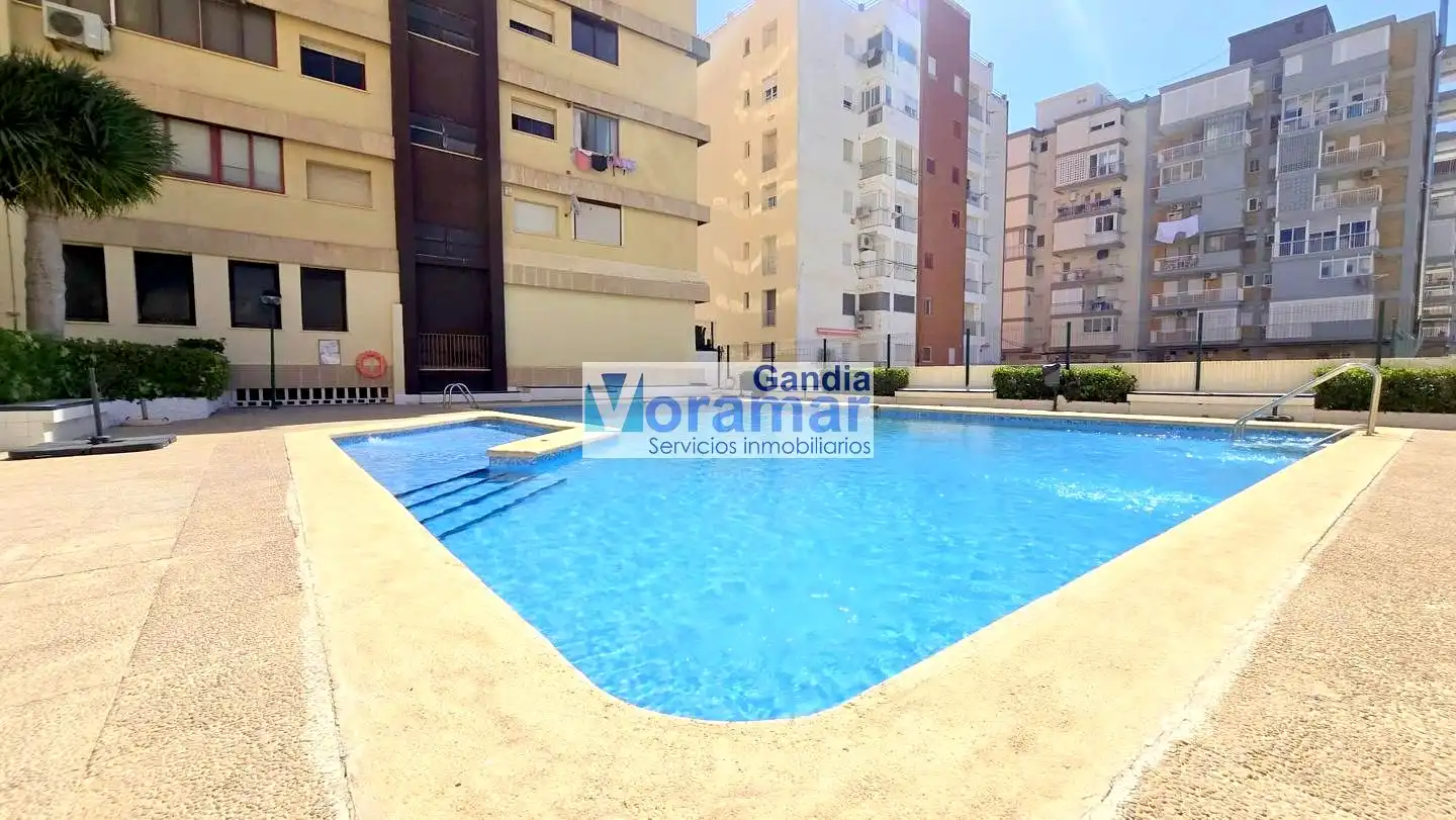 Piscina de Apartament de lloguer en Gandia amb Aire condicionat, Terrassa i Moblat