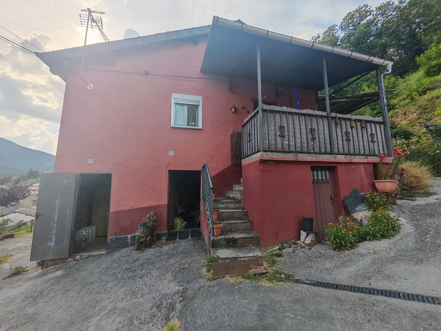 Vista exterior de Casa o chalet en venta en Vega de Valcarce con Calefacción, Jardín privado y Terraza