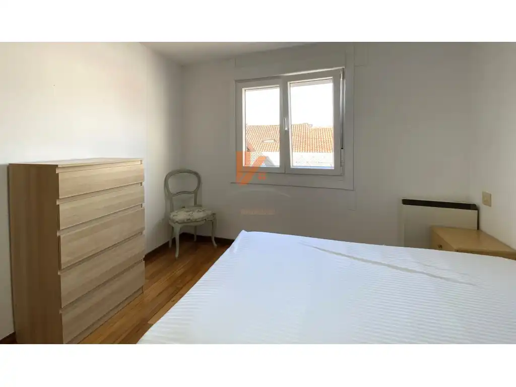 Dormitori de Apartament de lloguer en Santiago de Compostela  amb Terrassa i Moblat