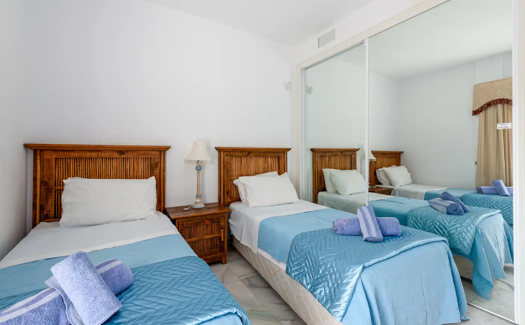 Habitación de Casa adosada en venta en Benahavís con Aire acondicionado, Terraza y Piscina