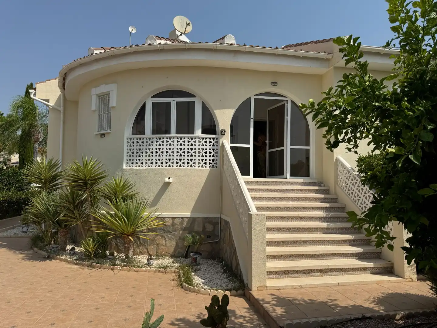 Vista exterior de Casa o xalet en venda en Rojales amb Aire condicionat, Jardí privat i Terrassa