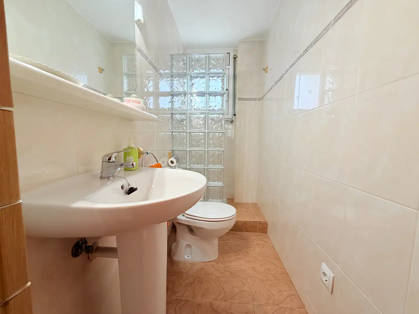 Baño de Piso en venta en Corbera de Llobregat con Calefacción, Parquet y Terraza