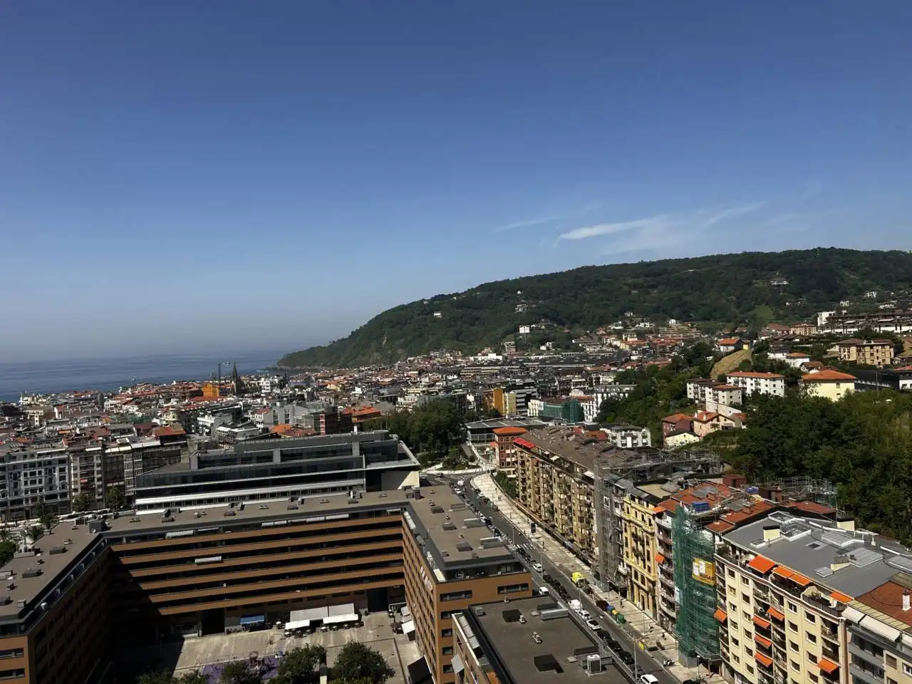 Vista exterior de Pis en venda en Donostia - San Sebastián  amb Calefacció, Traster i Alarma