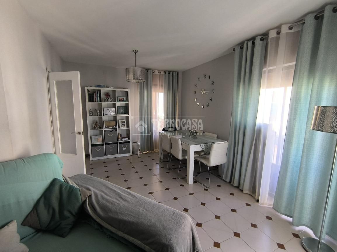 Sala d'estar de Pis en venda en Arjona amb Terrassa i Balcó