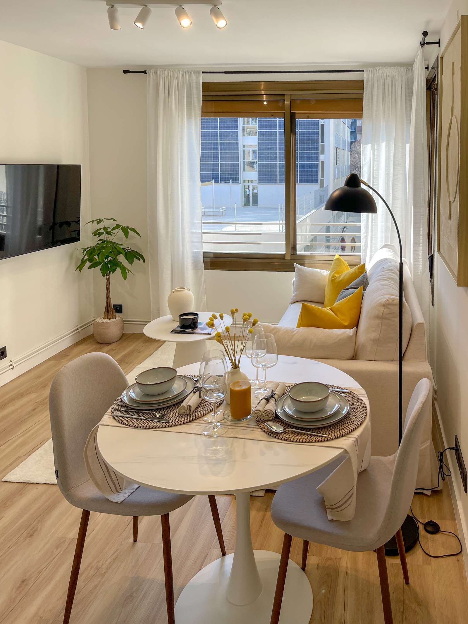Menjador de Apartament per a compartir en  Barcelona Capital amb Aire condicionat i Terrassa