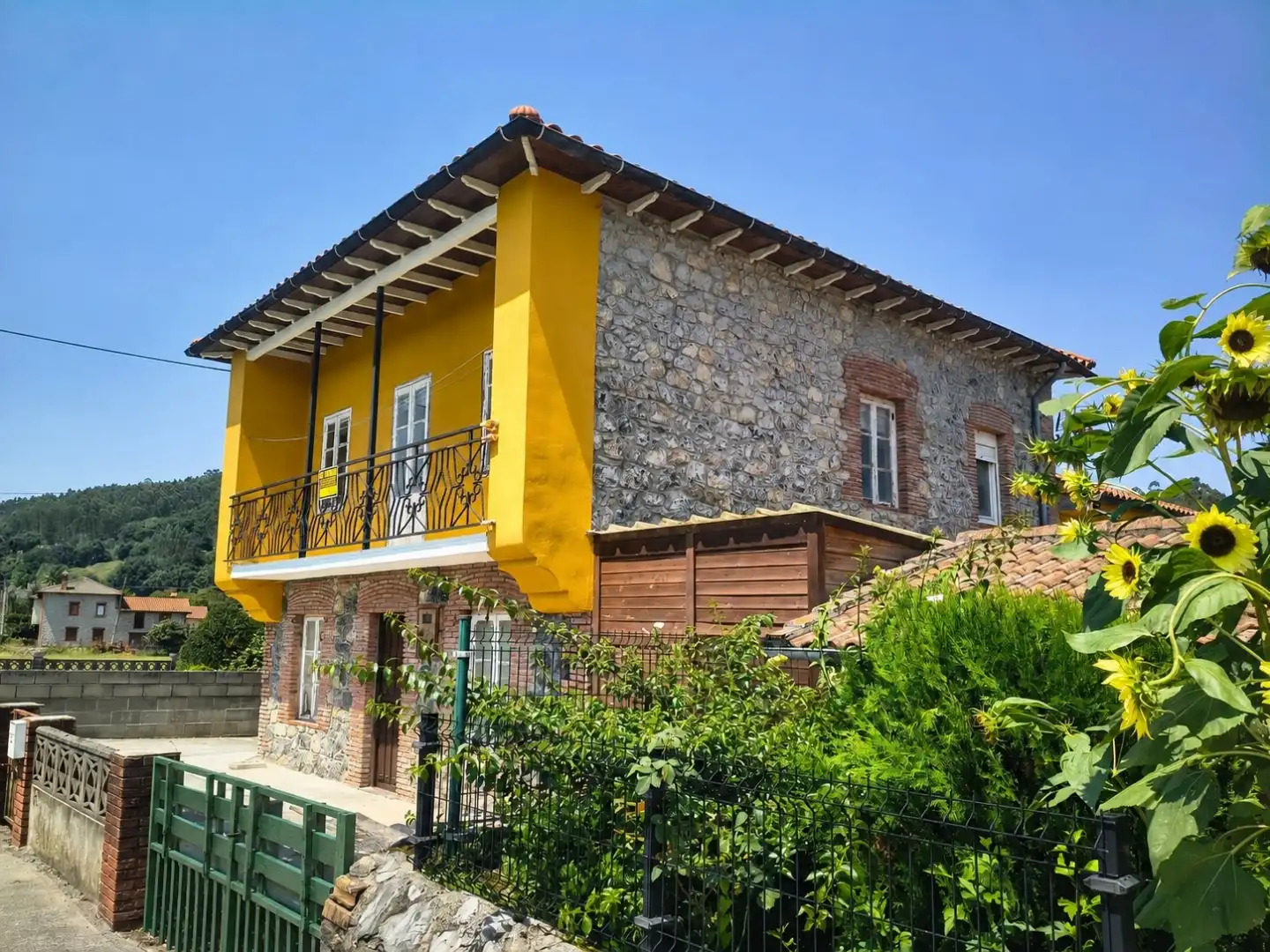Vista exterior de Casa o chalet en venta en Santa María de Cayón con Terraza, Piscina y Balcón