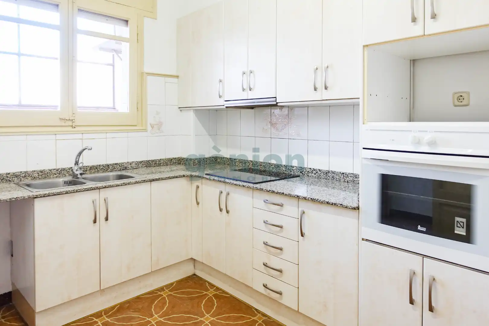 Küche von Residential zum Verkauf in Salt