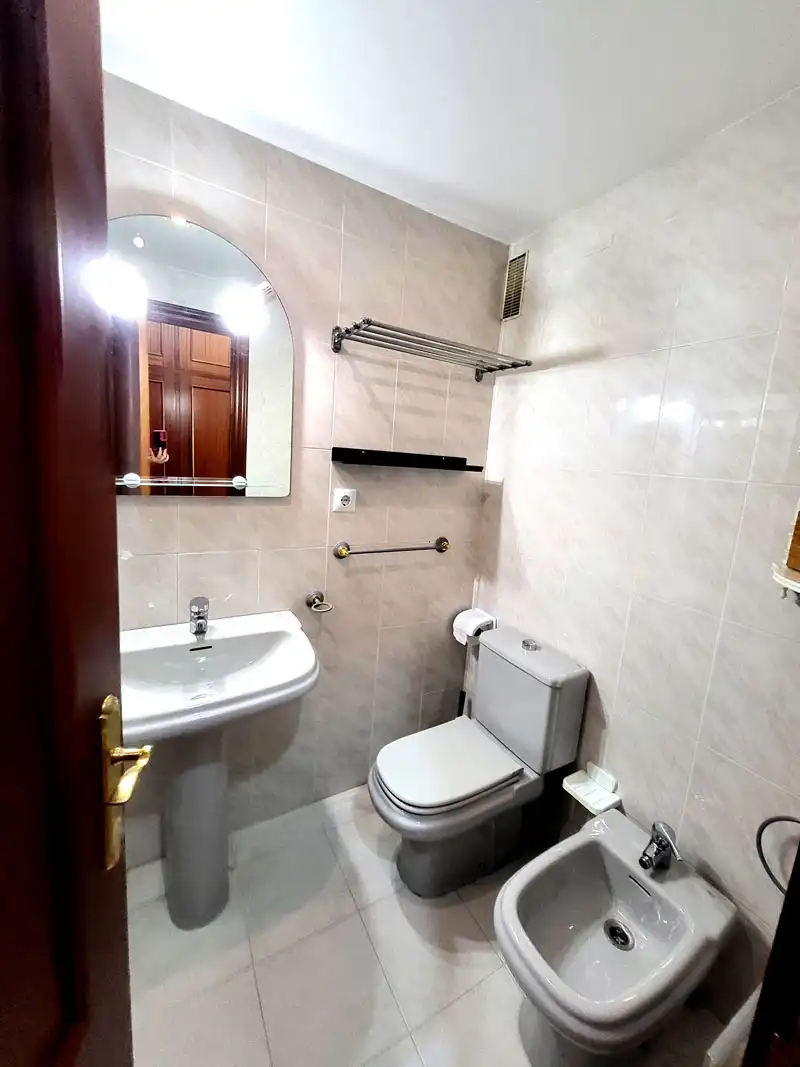 Bathroom of Flat for rent in Vigo   with Heating, Parquet flooring and Storage room