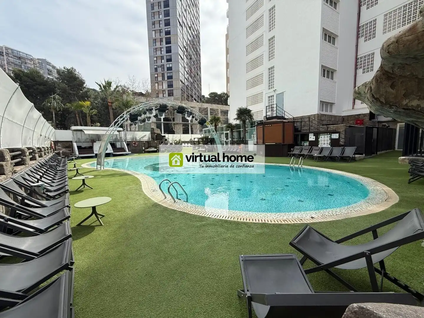 Piscina de Pis de lloguer en Benidorm amb Aire condicionat, Calefacció i Moblat