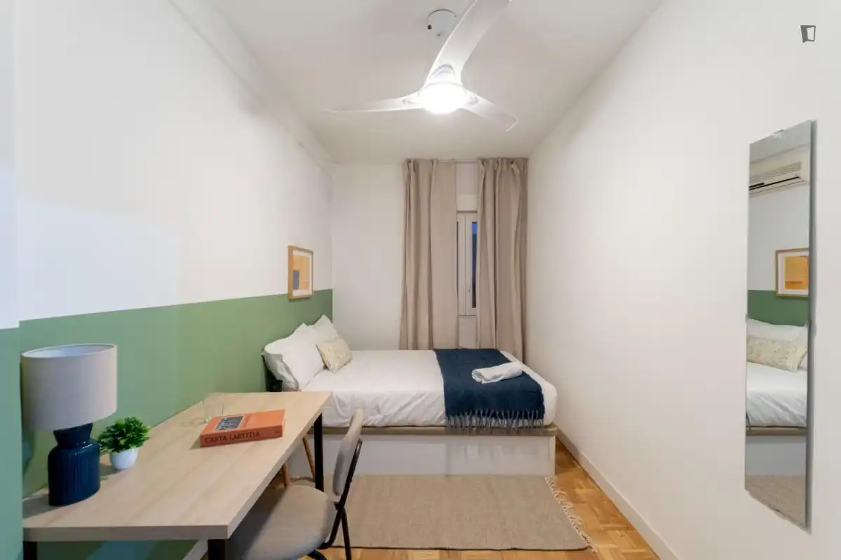 Schlafzimmer von Wohnungen zur untervermieten in Madrid mit Möbliert, Ofen und Waschmaschine