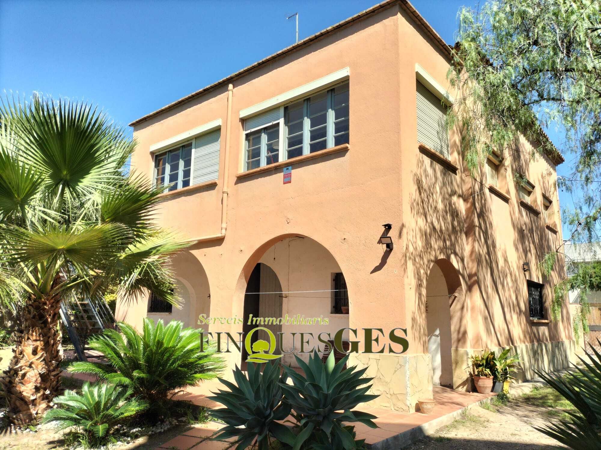 Vista exterior de Casa o xalet en venda en Vilallonga del Camp amb Calefacció, Jardí privat i Terrassa