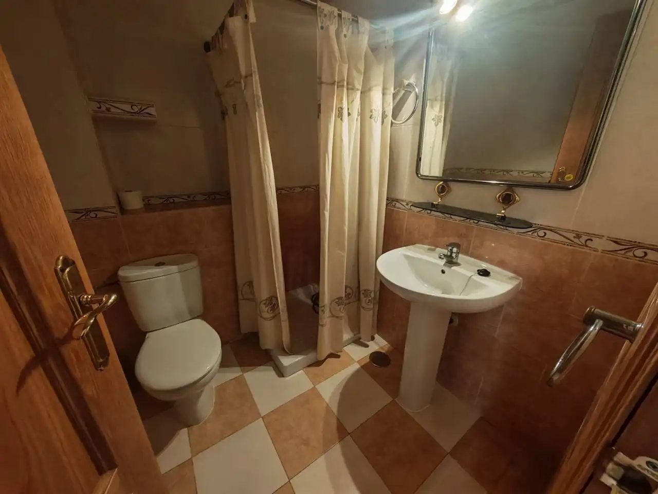 Badezimmer von Wohnung zum Verkauf in Huétor Tájar mit Klimaanlage, Heizung und Terrasse