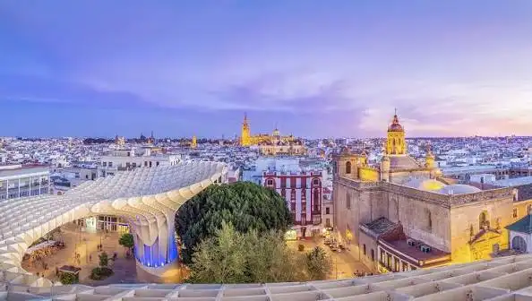 Vista exterior de Edifici en venda en Sevilla