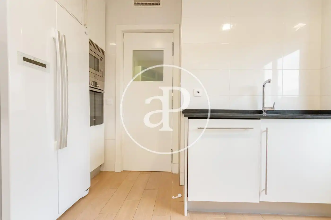 Cocina de Piso de alquiler en Madrid con Aire acondicionado, Calefacción y Jardín privado