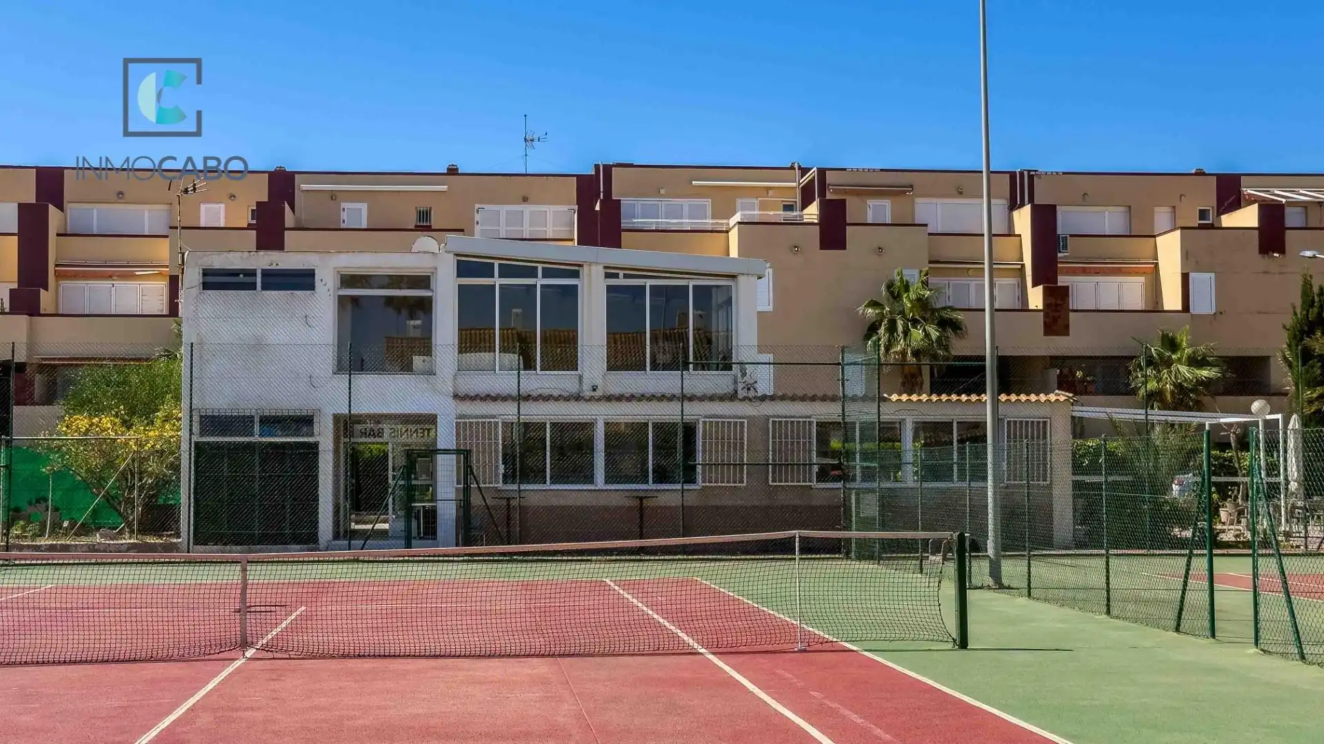 Vista exterior de Local en venta en La Manga del Mar Menor