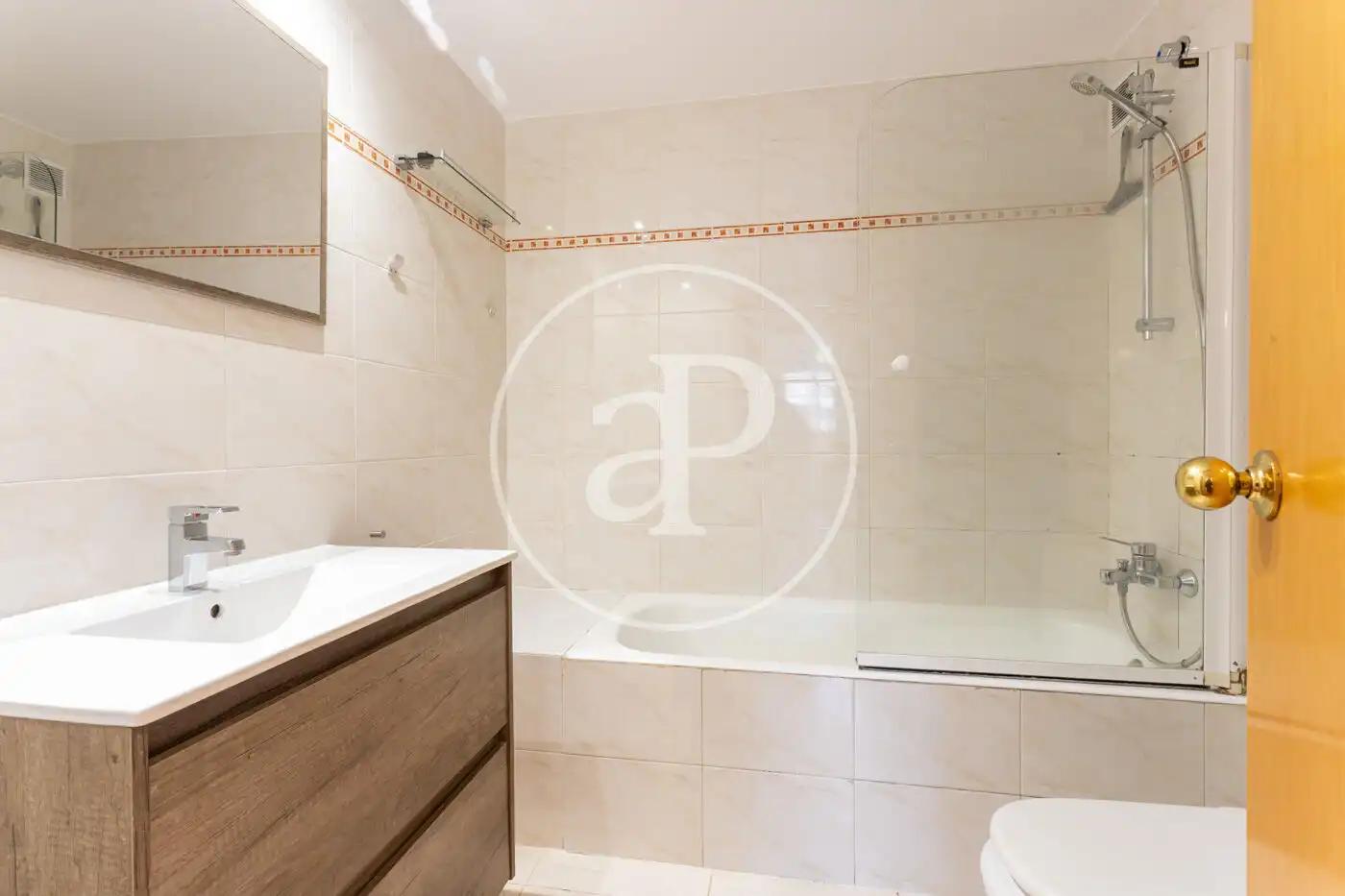 Baño de Piso de alquiler en Rubí con Aire acondicionado, Calefacción y Jardín privado