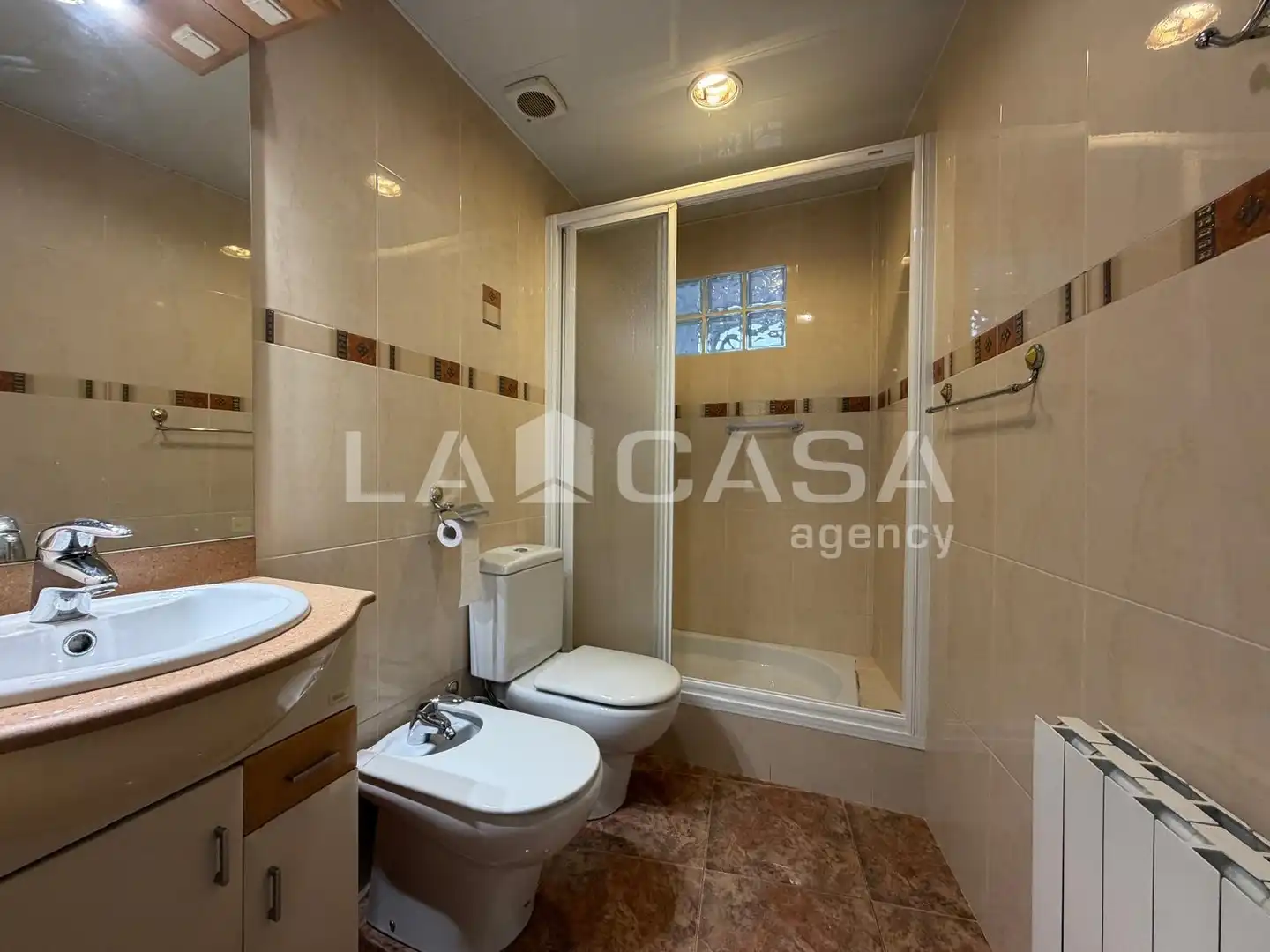 Badezimmer von Wohnung zum Verkauf in Santa Coloma de Gramenet mit Heizung, Terrasse und Abstellraum