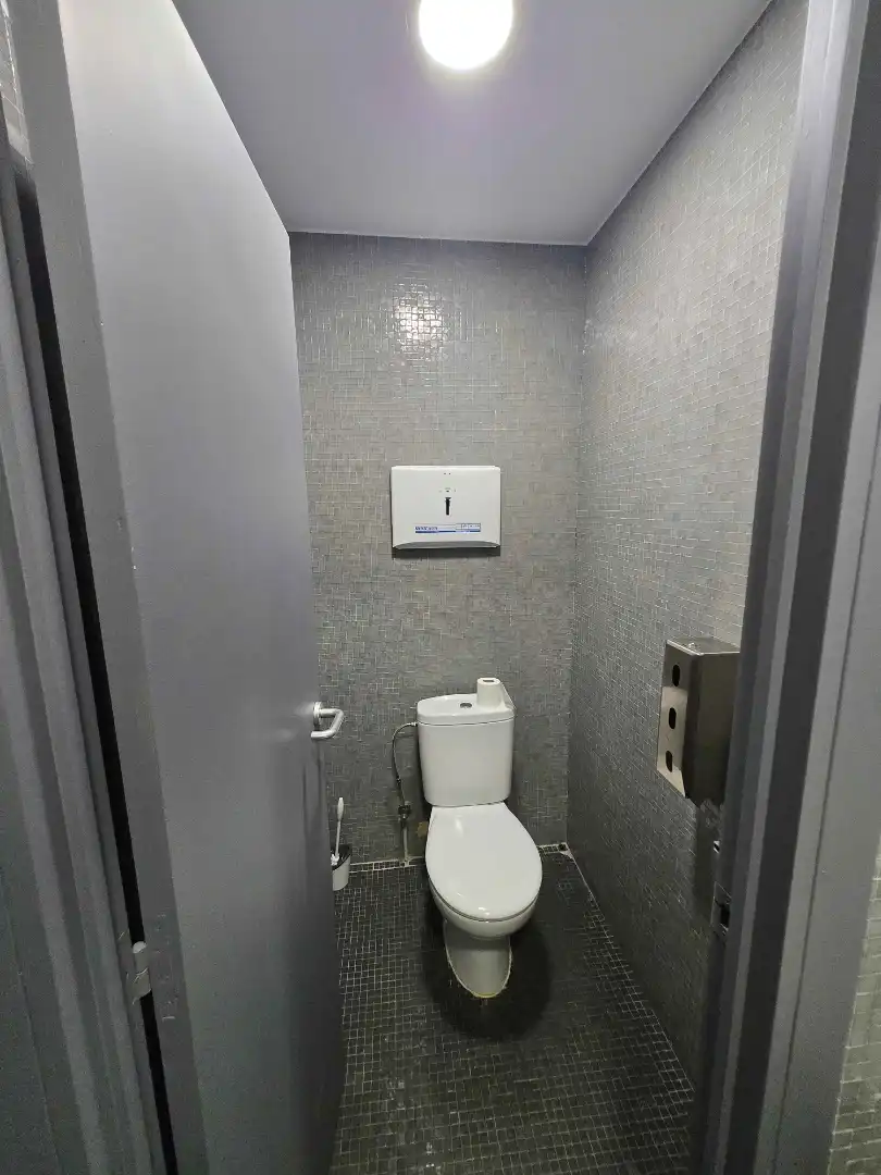 Badezimmer von Geschaftsraum zur Miete in Madrid mit Klimaanlage und Internet