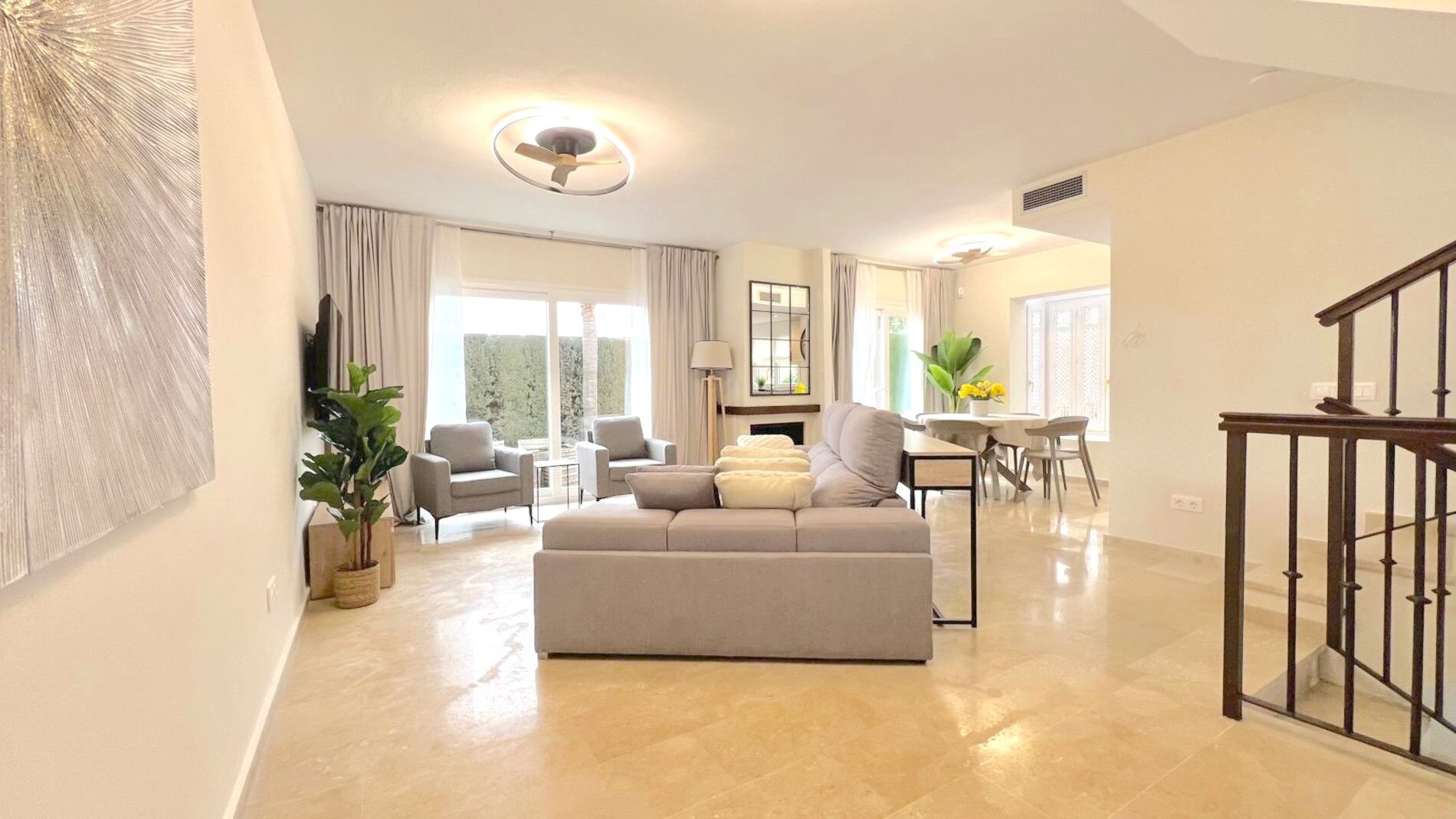 Sala d'estar de Casa adosada de lloguer en Marbella amb Aire condicionat, Terrassa i Piscina