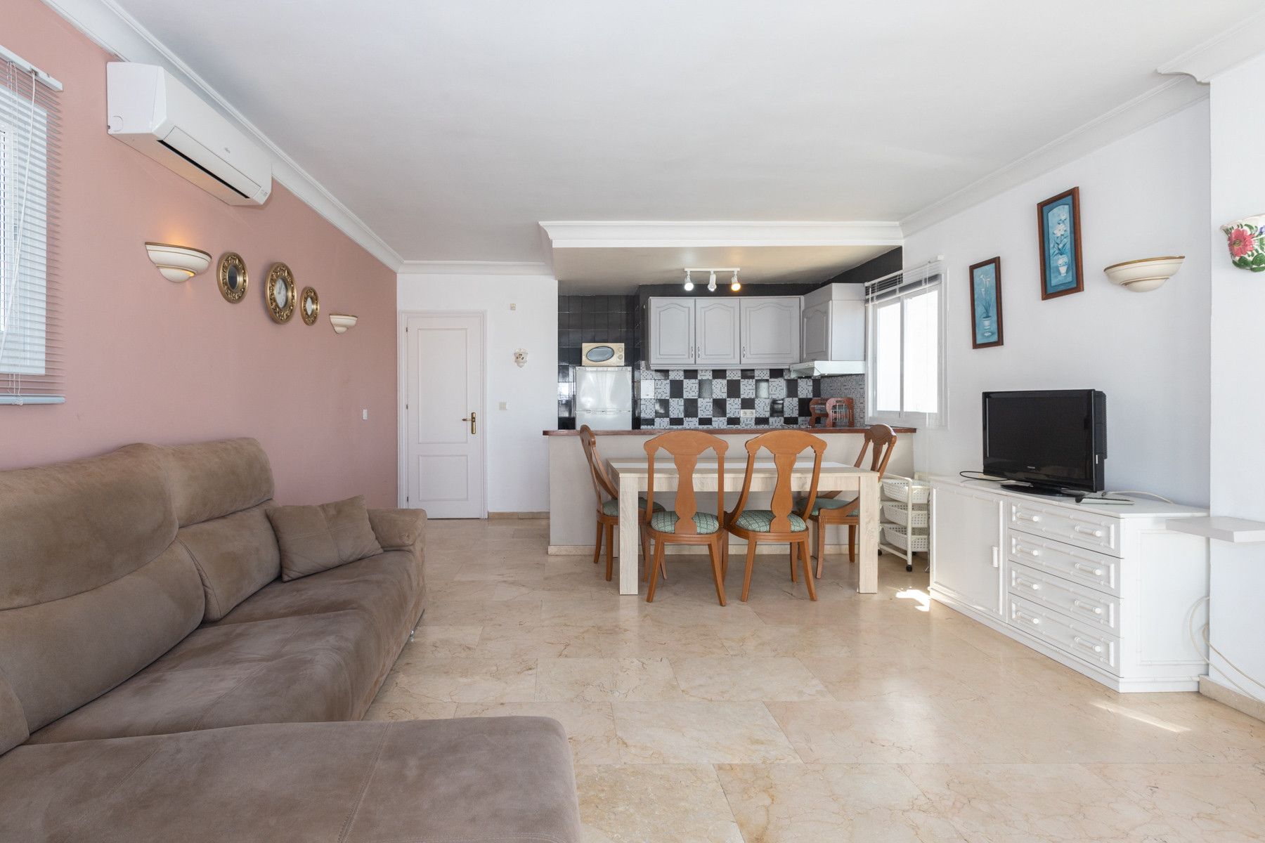 Living room of Flat for sale in Estepona  with Air Conditioner, Terrace and Swimming Pool