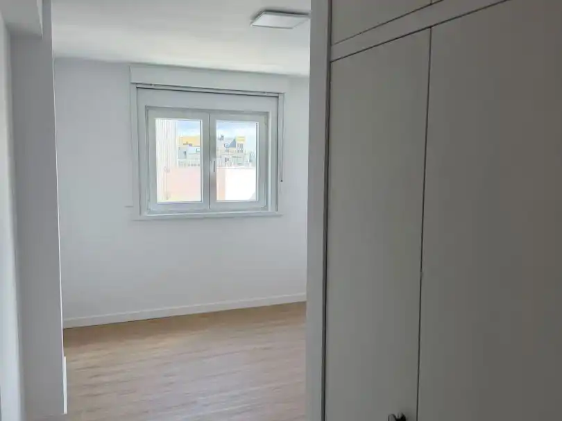 Dormitori de Pis en venda en A Coruña Capital  amb Parquet, Moblat i Balcó