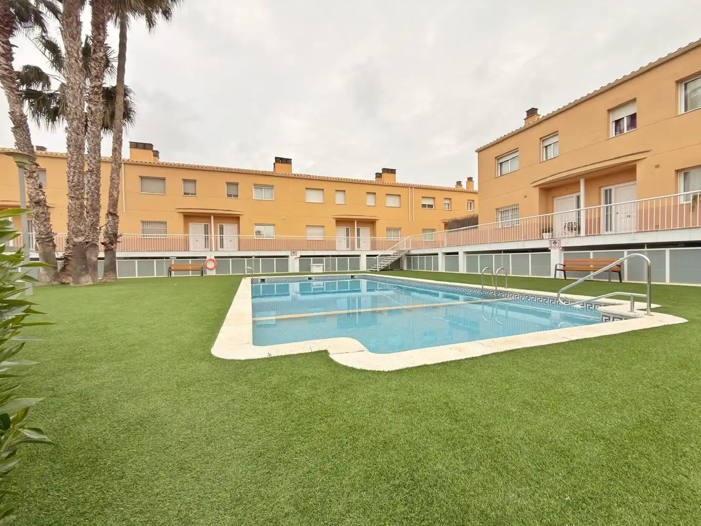 Piscina de Casa adosada de alquiler en Cubelles con Calefacción, Terraza y Amueblado