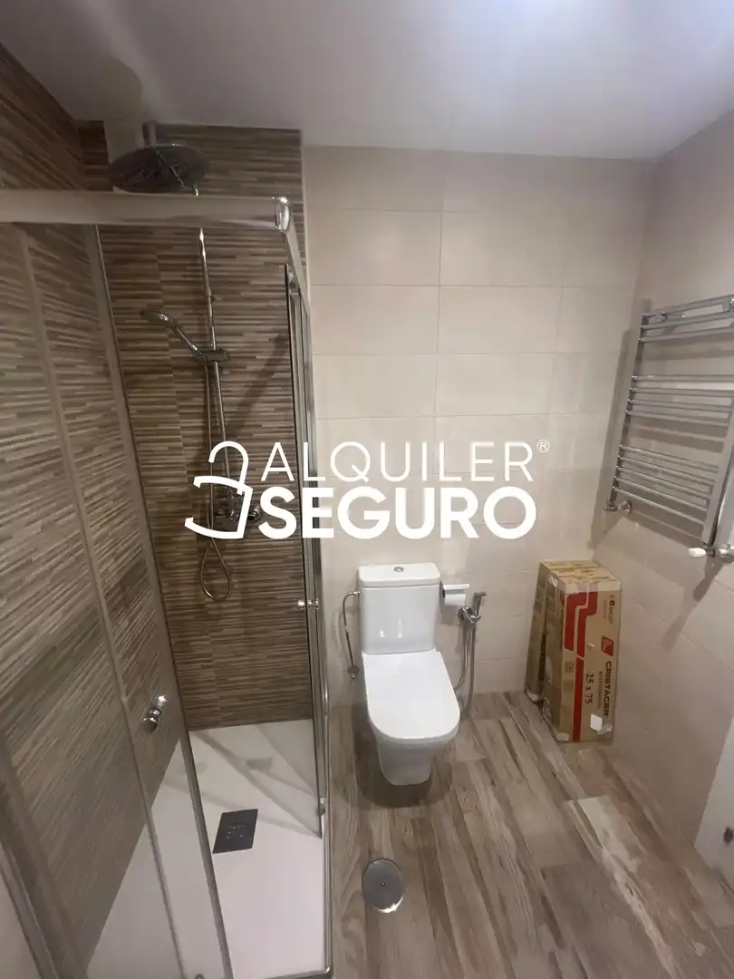 Bathroom of Flat for rent in Madrid  with Air Conditioner and Heating