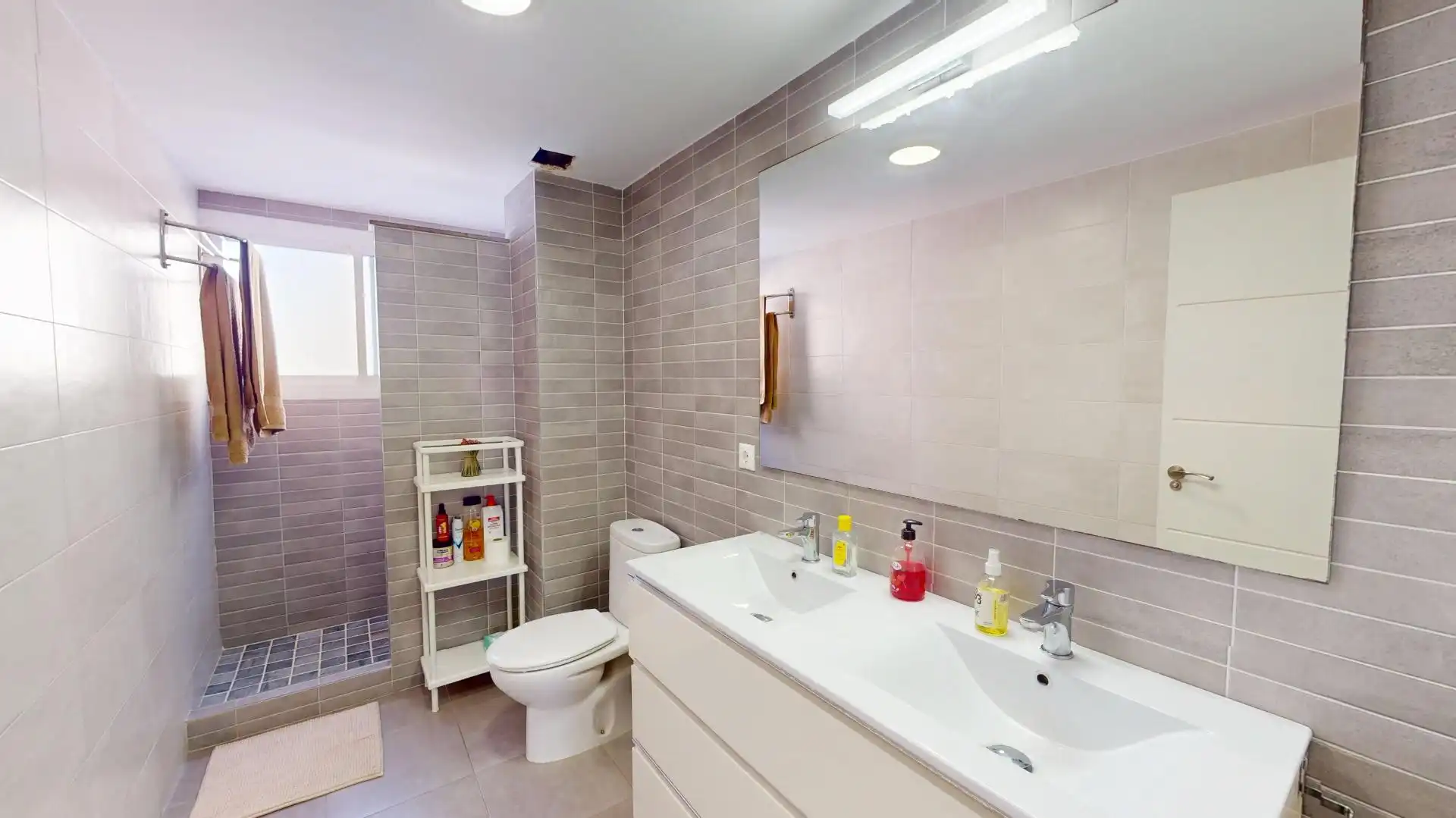 Baño de Piso de alquiler en Fuengirola con Aire acondicionado, Parquet y Terraza