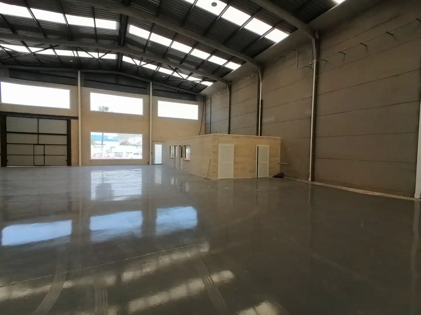 Fabrikhallen zur Miete in Montserrat