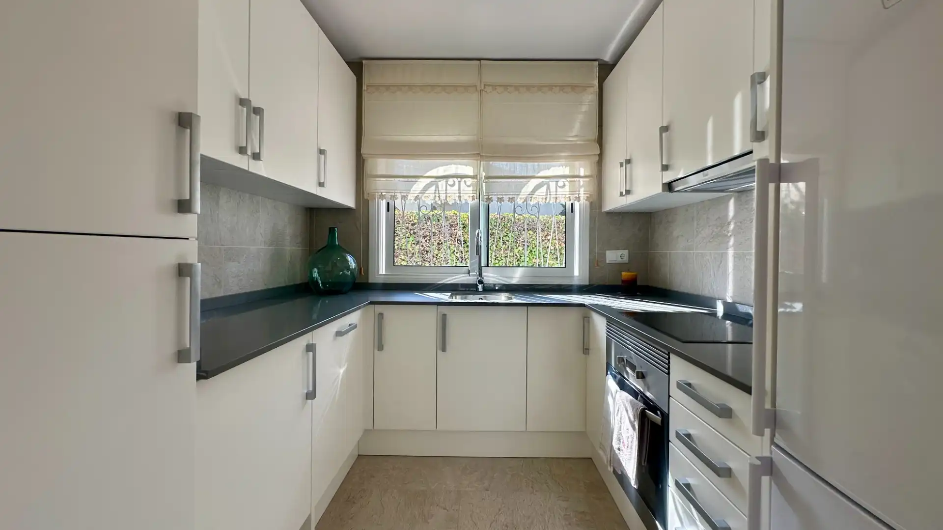 Cuina de Casa o xalet en venda en Mont-roig del Camp amb Aire condicionat, Jardí privat i Terrassa
