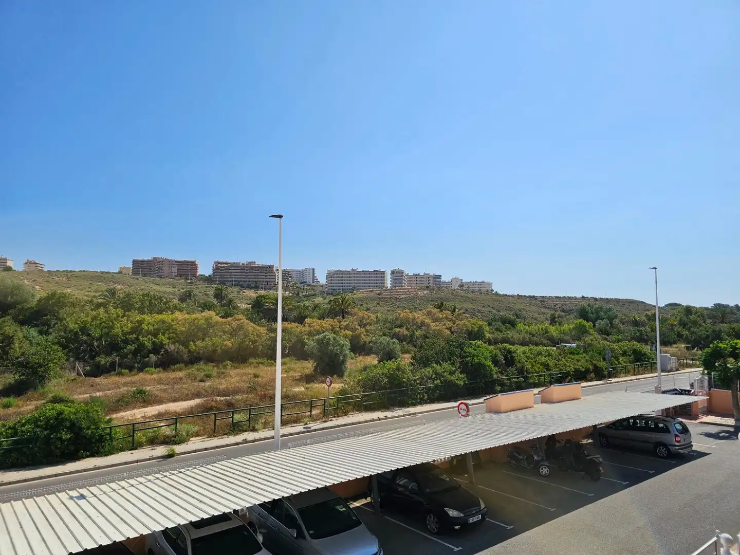 Außenansicht von Einfamilien-Reihenhaus zum Verkauf in Santa Pola mit Heizung, Privatgarten und Terrasse
