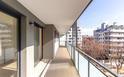 Vista exterior de Pis en venda en L'Hospitalet de Llobregat amb Aire condicionat, Terrassa i Piscina