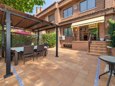 Villa mit Balkon zum Verkauf in Calle Júpiter