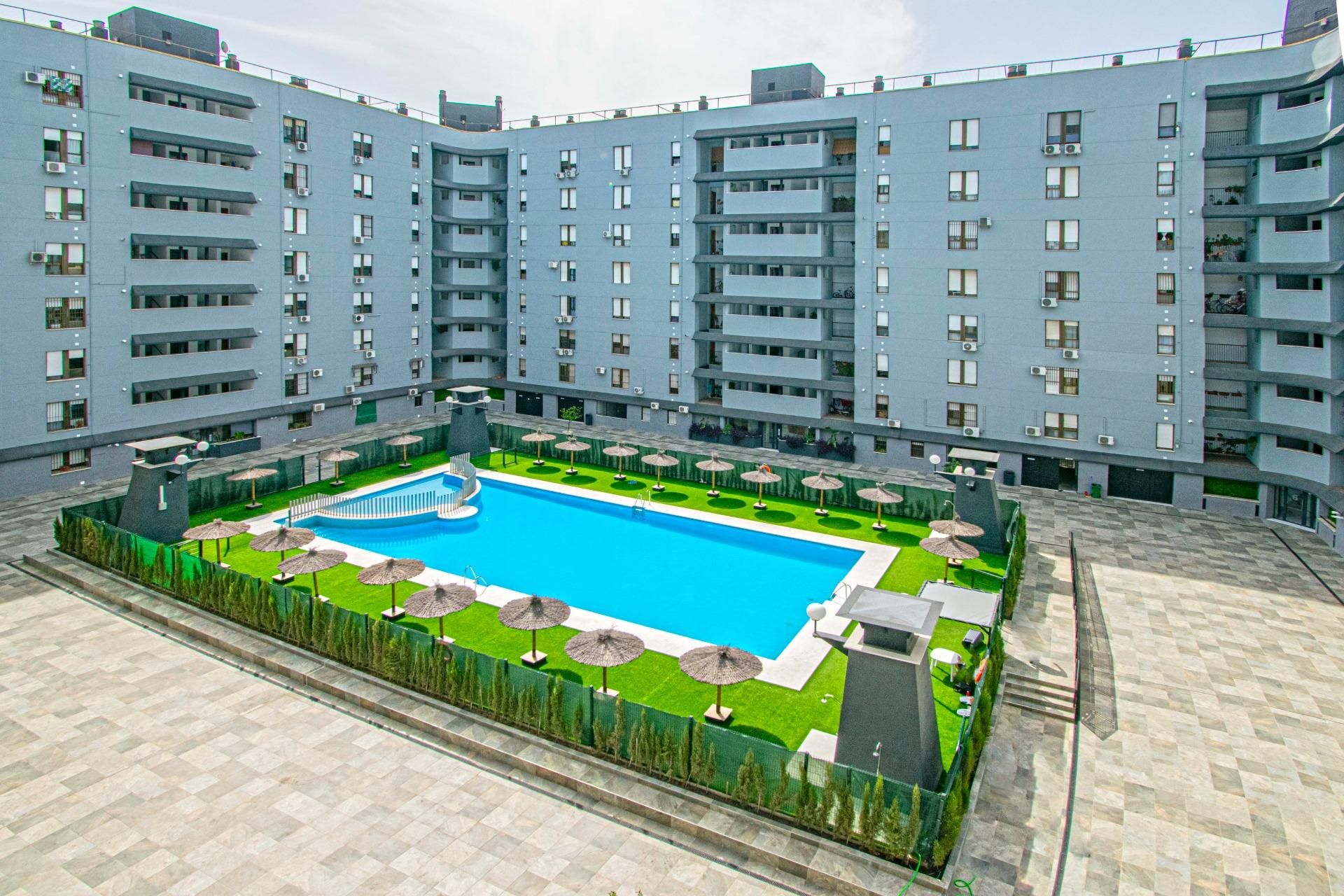Swimming pool of Flat for sale in  Sevilla Capital  with Air Conditioner and Community pool