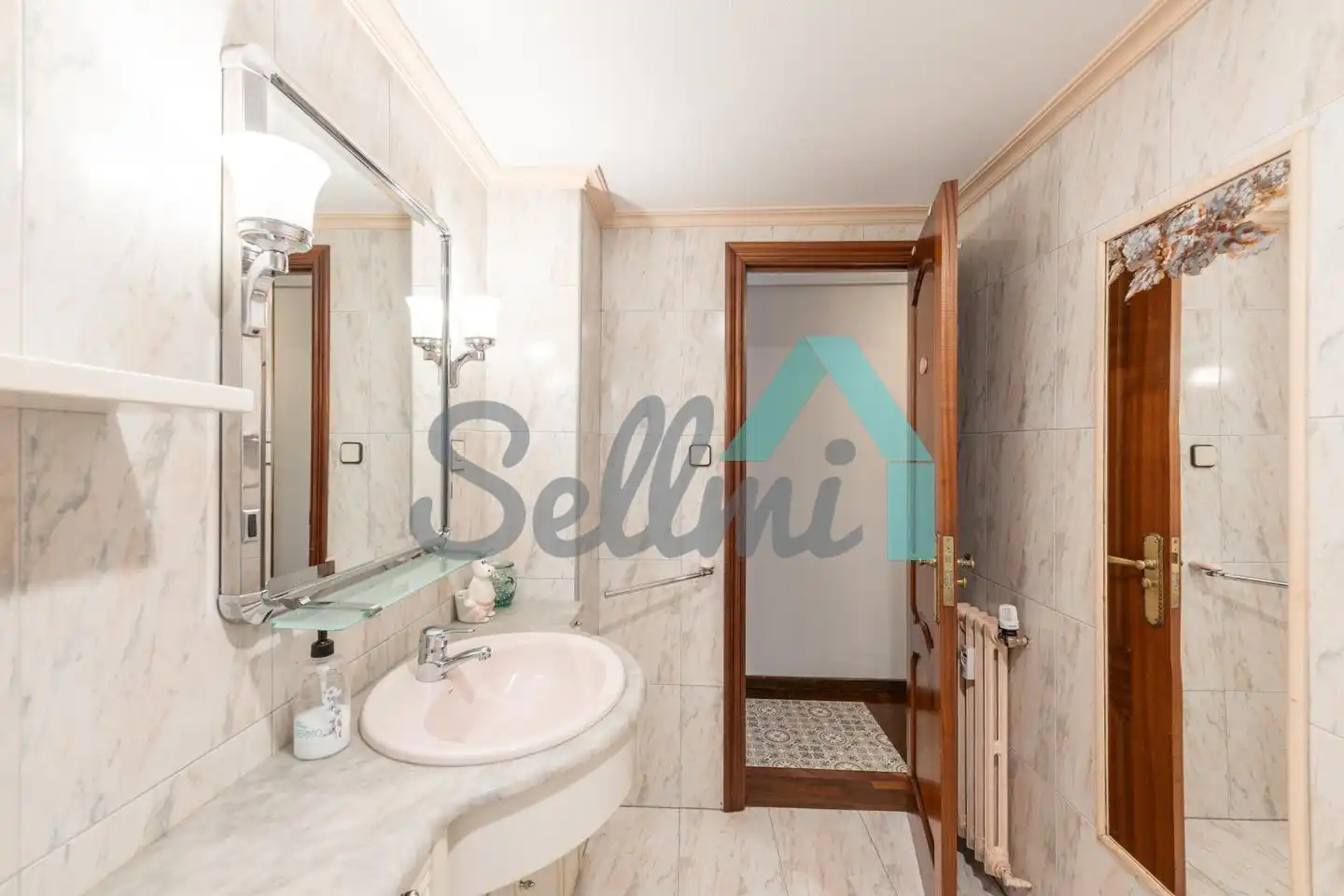 Bathroom of Flat for share in Oviedo   with Heating, Parquet flooring and Terrace