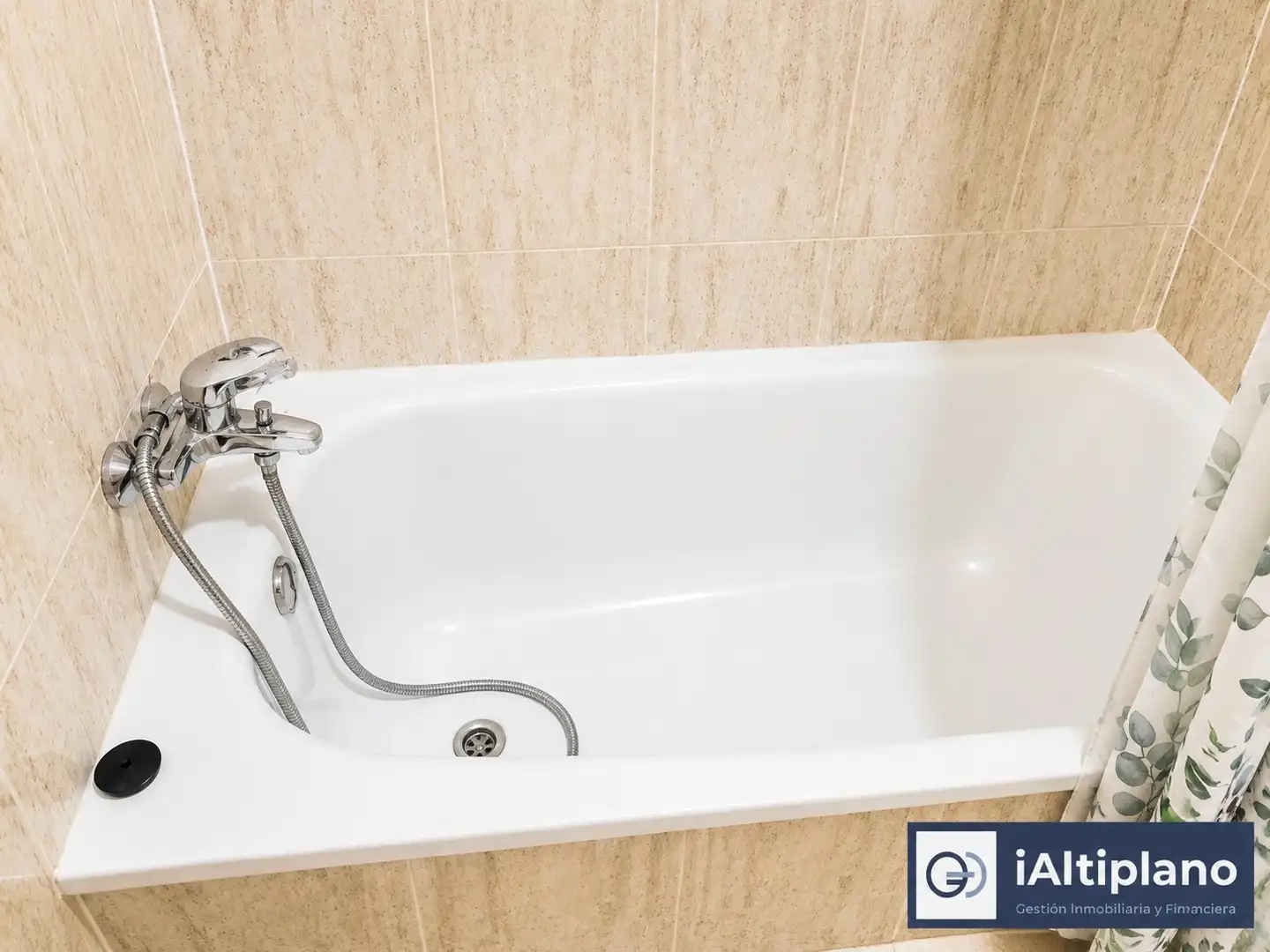 Baño de Piso en venta en Baza con Calefacción y Amueblado