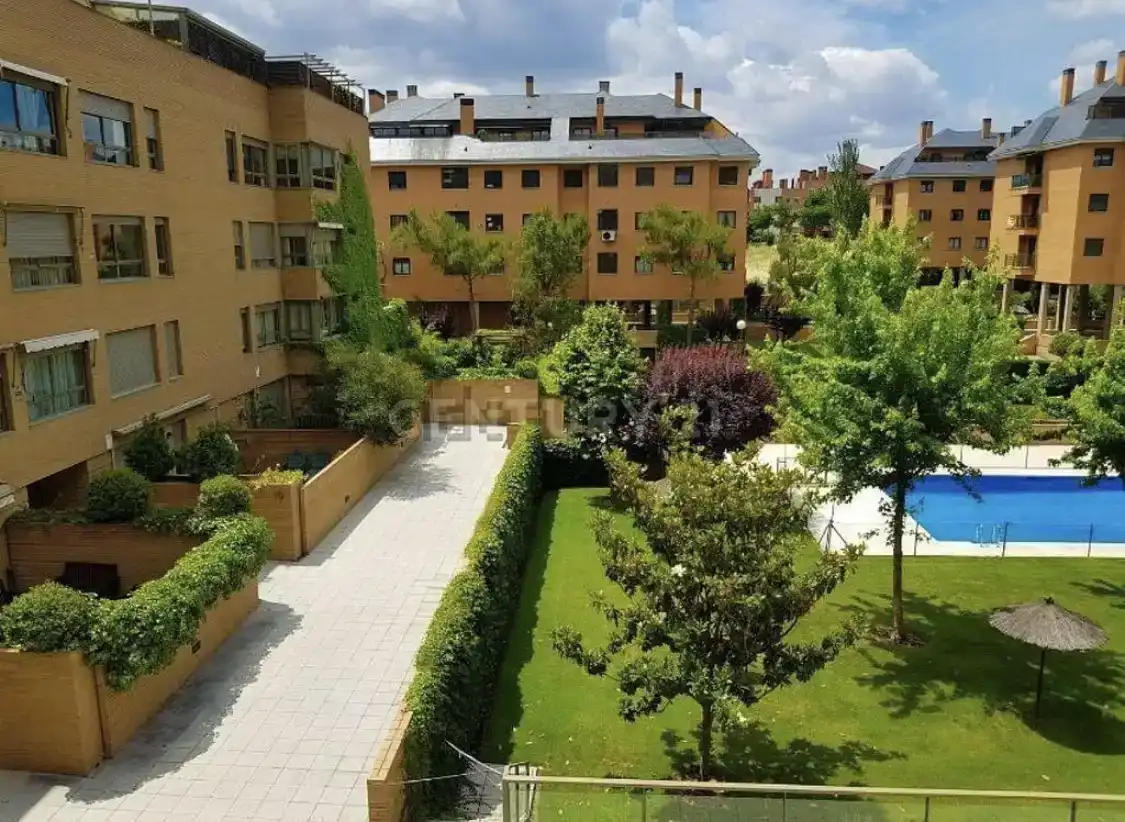 Vista exterior de Àtic en venda en Las Rozas de Madrid amb Aire condicionat, Jardí privat i Parquet