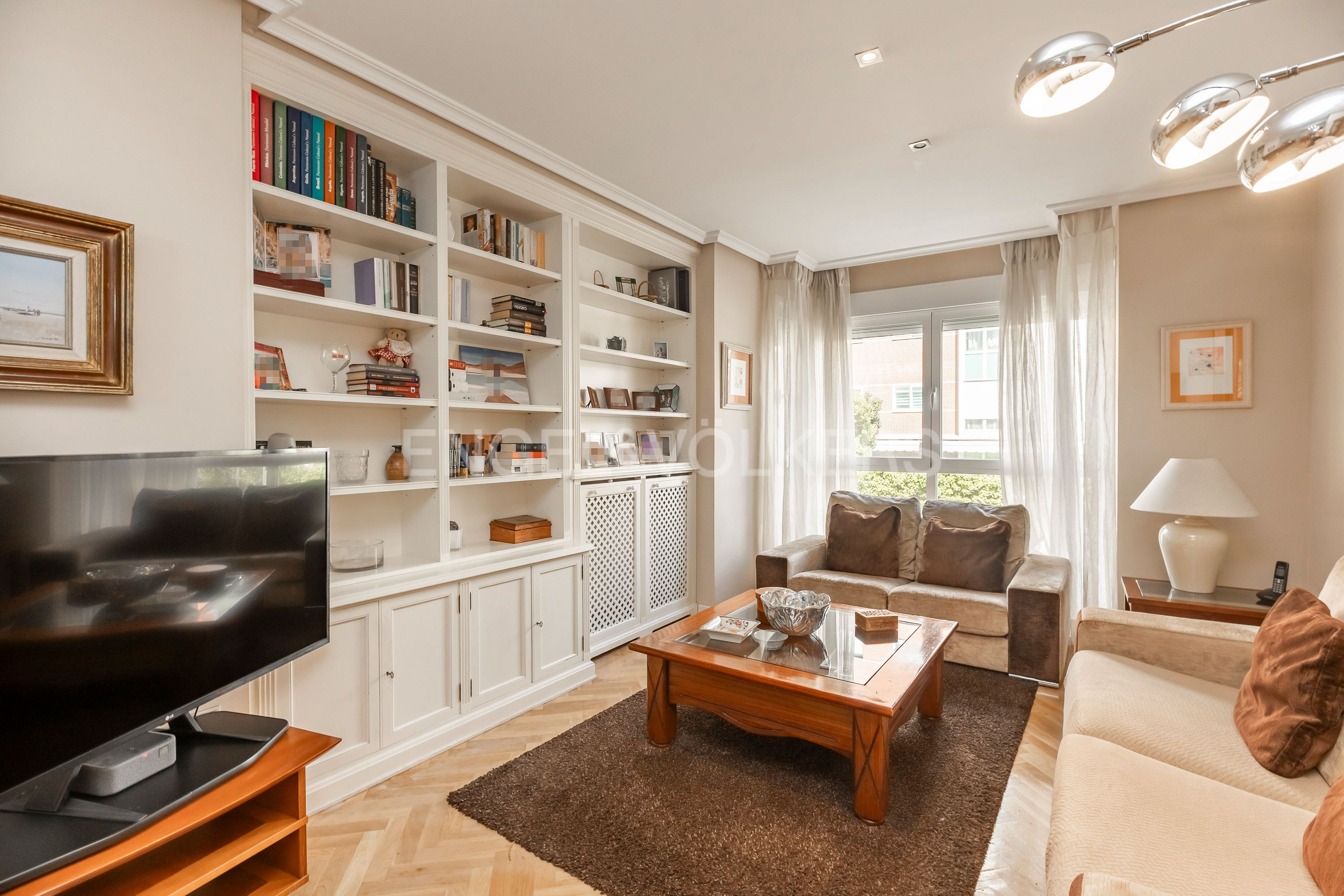 Sala d'estar de Apartament en venda en  Madrid Capital amb Calefacció, Jardí privat i Parquet