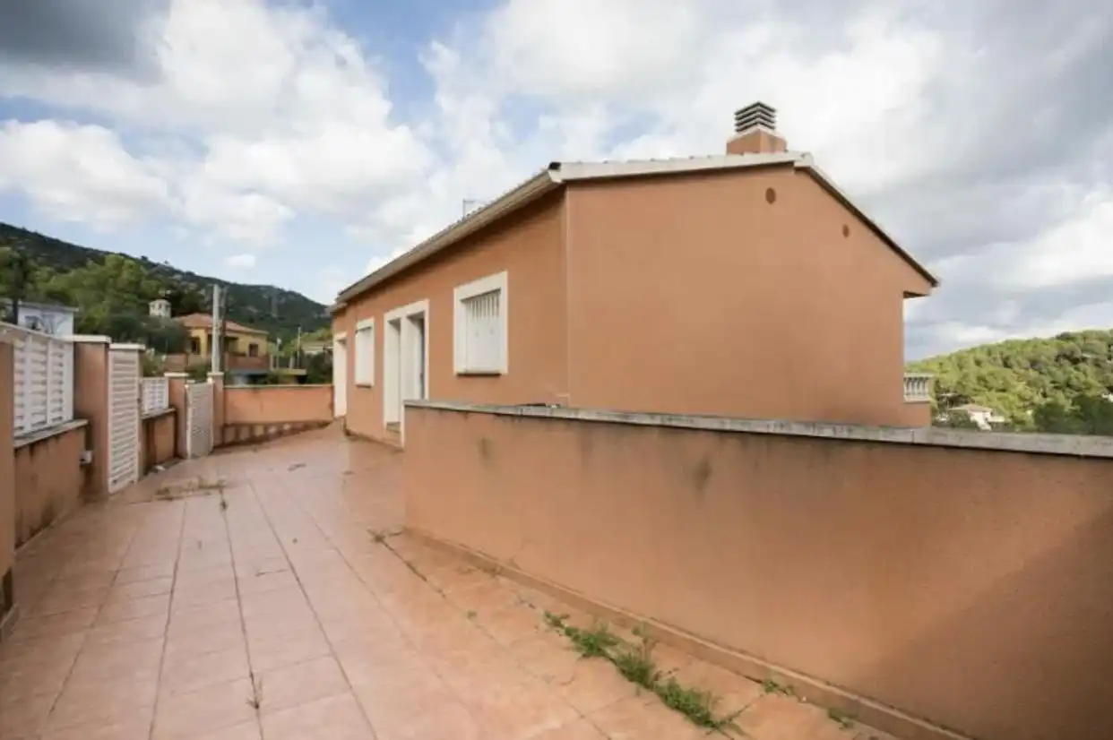 House with garden for sale in calle de Saragossa
