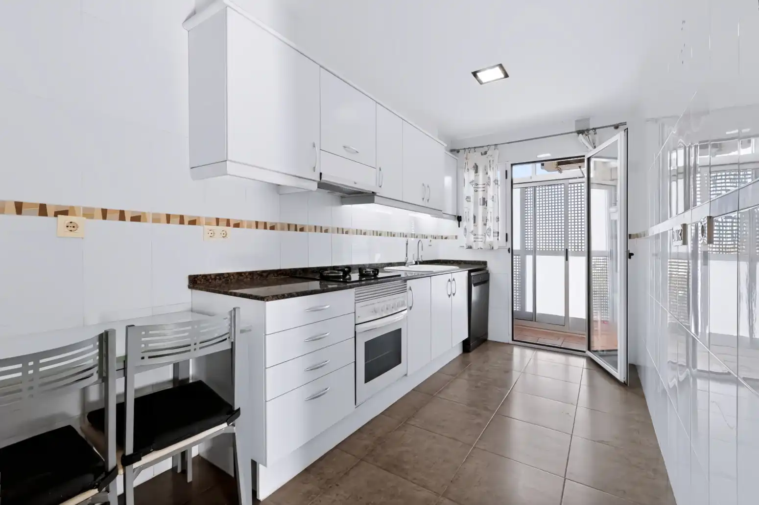 Kitchen of Flat for sale in Alaquàs  with Air Conditioner, Parquet flooring and Storage room