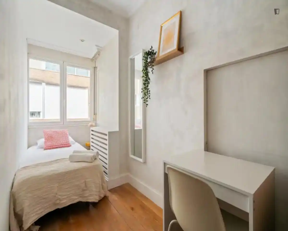 Habitación de Apartamento para compartir en Madrid con Aire acondicionado, Calefacción y Amueblado