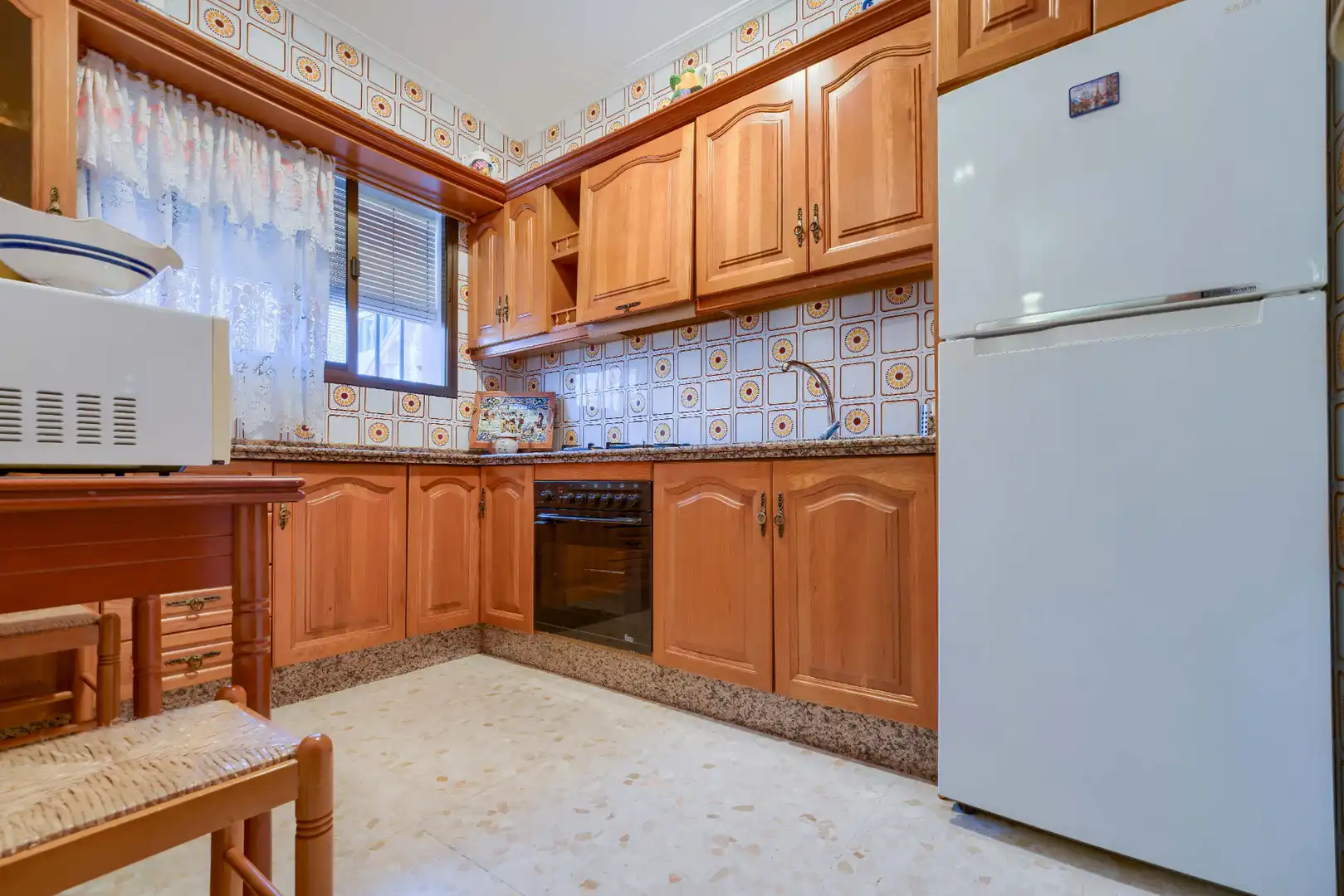 Cocina de Casa adosada en venta en Mairena del Aljarafe con Aire acondicionado, Calefacción y Jardín privado
