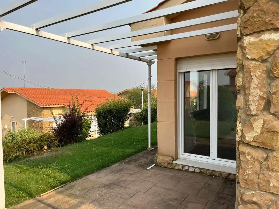 Terrasse von Einfamilien-Reihenhaus zum Verkauf in Valverde de la Virgen mit Heizung
