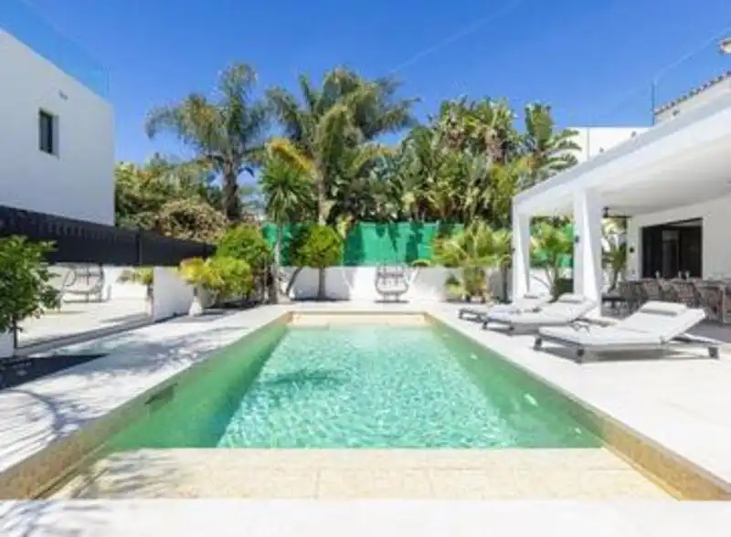 Schwimmbecken von Haus oder Chalet zur Miete in Marbella mit Klimaanlage, Privatgarten und Terrasse