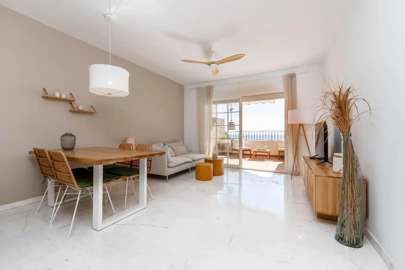 Sala de estar de Apartamento en venta en Almuñécar con Jardín privado, Terraza y Piscina comunitaria