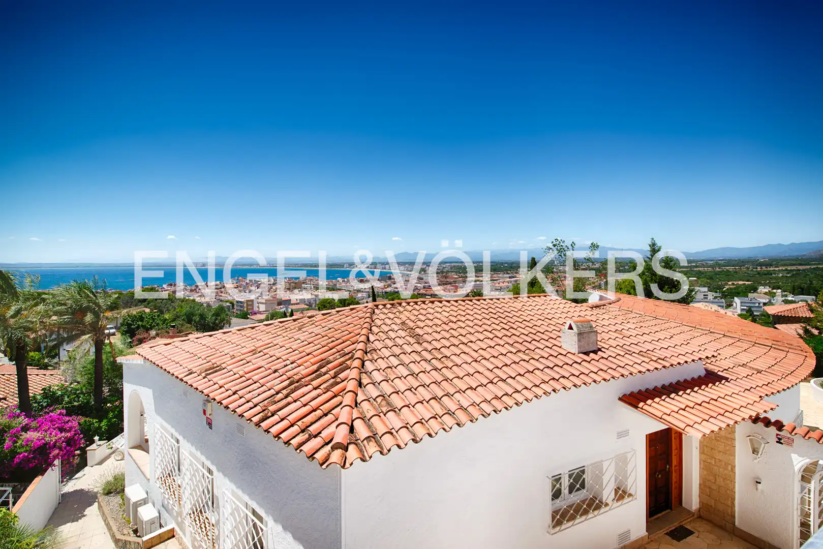 Vista exterior de Casa o xalet en venda en Roses amb Jardí privat, Terrassa i Piscina