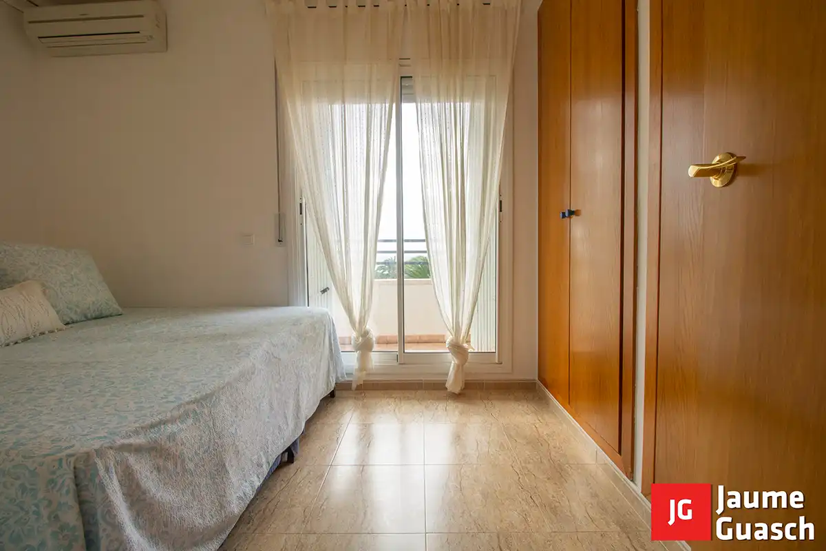 Schlafzimmer von Einfamilien-Reihenhaus zum Verkauf in Torredembarra mit Klimaanlage, Heizung und Privatgarten
